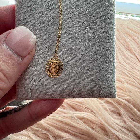 Dainty 14k Gold Miraculous Medal 18” cable chain - Picture 8 of 8